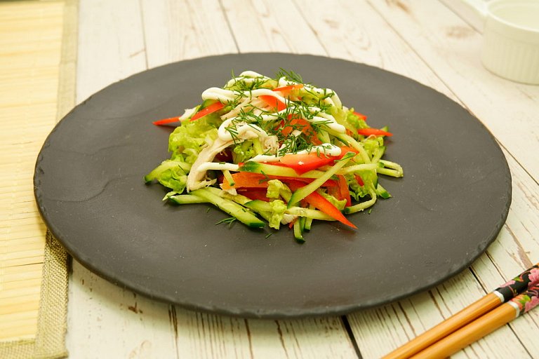 Салат с овощами и копченой курицей